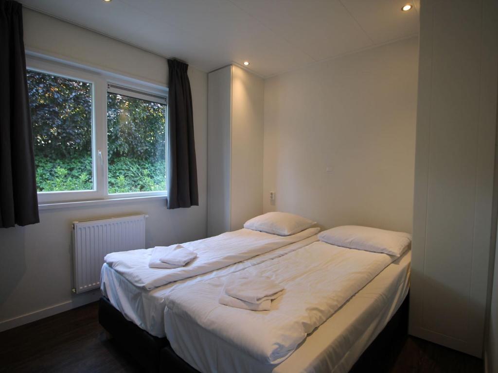 Chalet in De Bult by the pond, De Bult