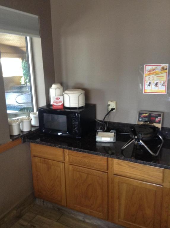 Super 8 By Wyndham Carroll/East photo