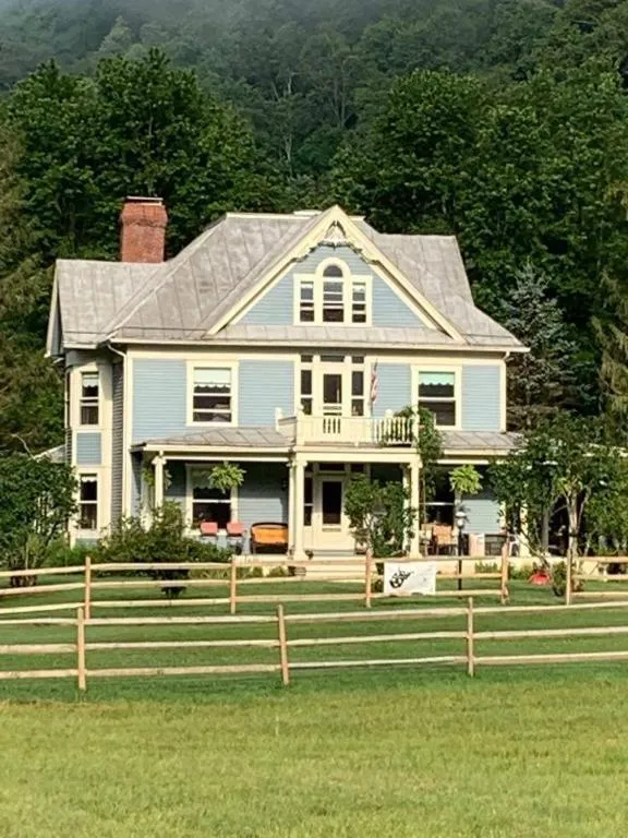 Laurel River Club Bed & Breakfast or LRCBNB，位于Dryfork的酒店