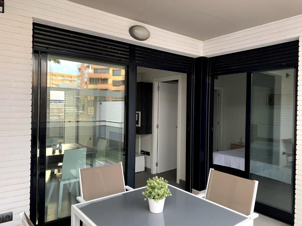 Apartamento con jardín en primera linea de playa con parking y piscina - 4
