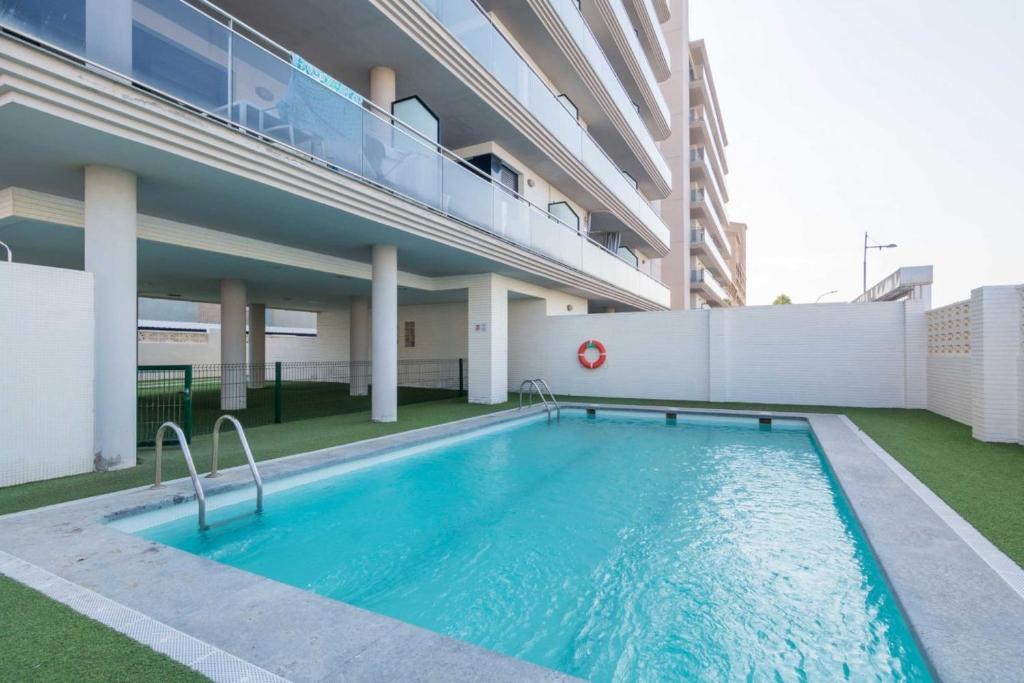 Apartamento con jardín en primera linea de playa con parking y piscina - 2