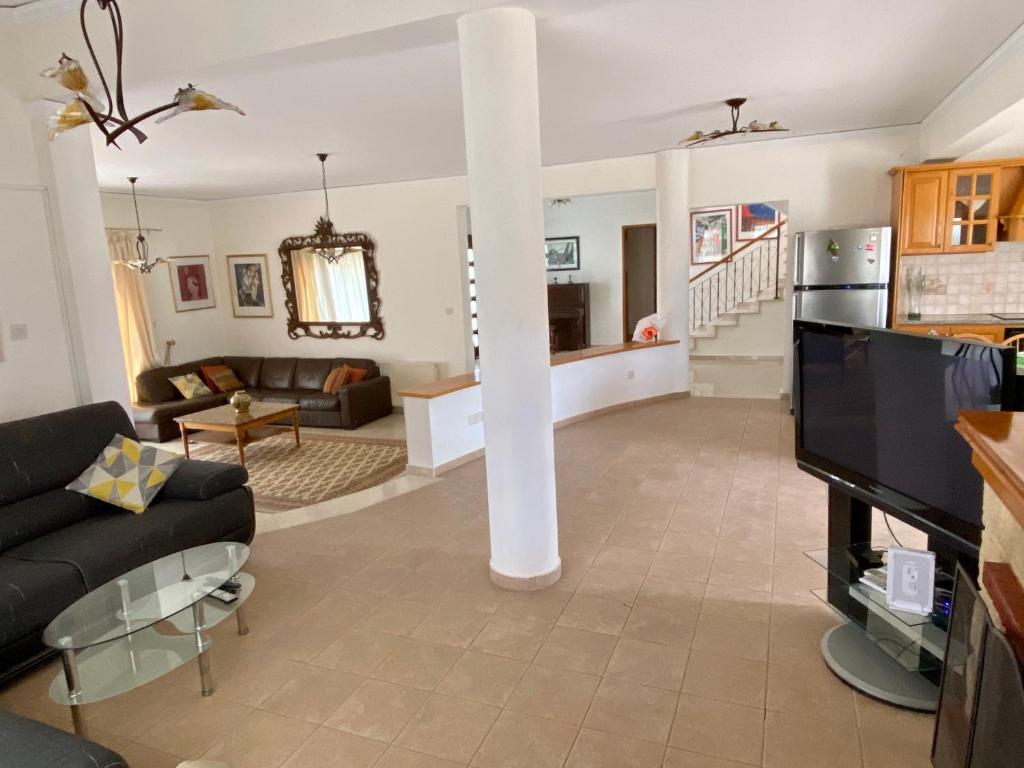 6 bdr villa with TENNIS COURT photo