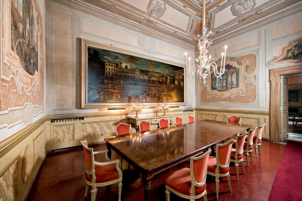 Banquet hall, Residenza Ruspoli Bonaparte in Rome