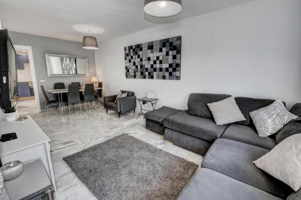 TIMON II, Luxury 3 bedroom Beachside Apartment - 3