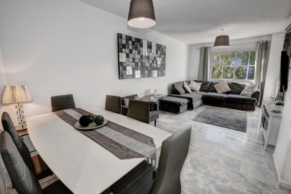 TIMON II, Luxury 3 bedroom Beachside Apartment - 2