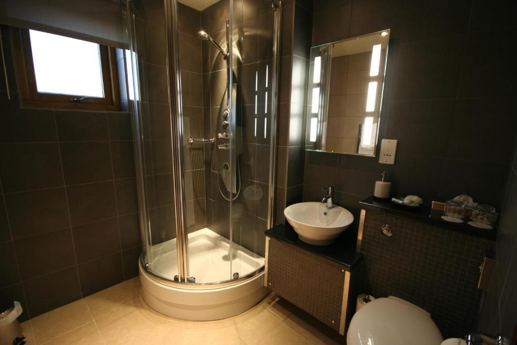 Three Horseshoes Country Inn photo