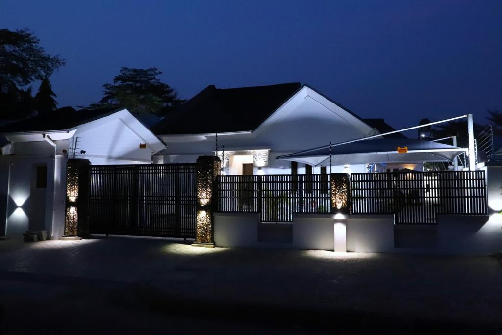 Rhodabode Apartments. A Luxury 3 bedroom bungalow. photo