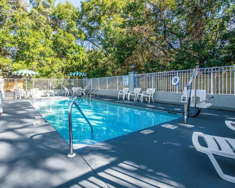Swimming pool, Quality Inn & Suites near Panama City Beach in Panama City (FL)