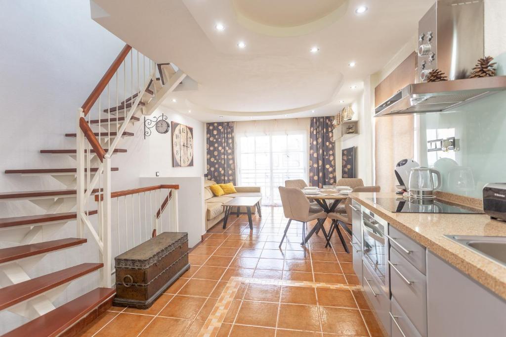 Aqua Vista 2 bed Penthouse with great views - 3