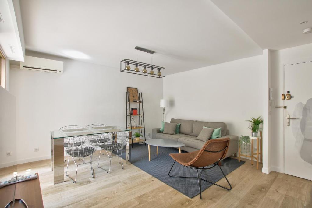 MAR2 - Beau 2 pièces avec loggia fermée et aménagée en centre ville, Cannes