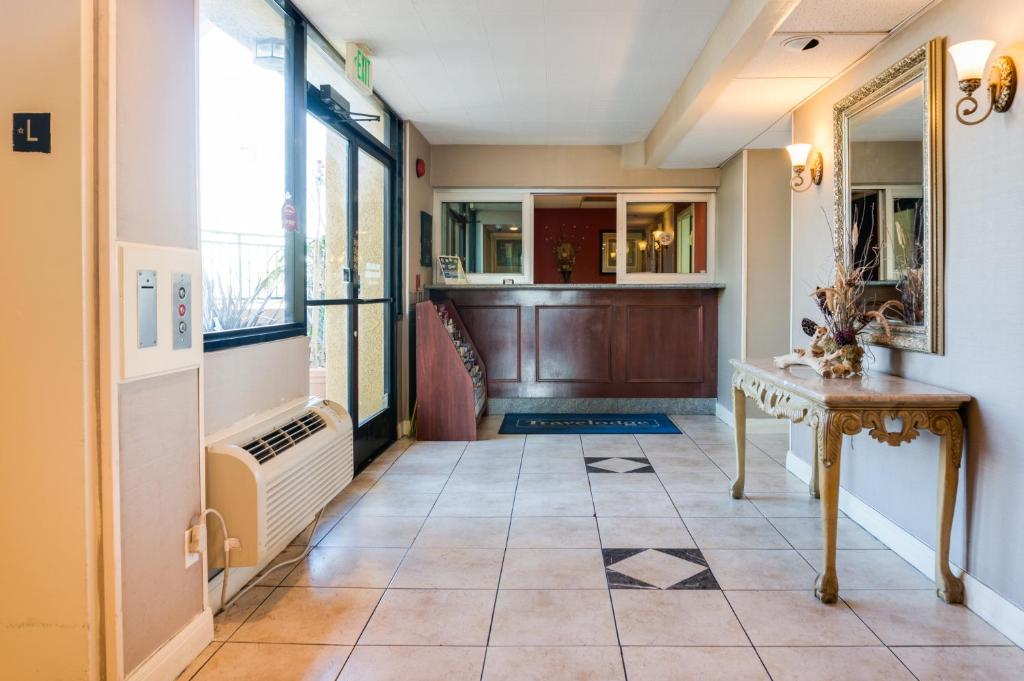 Travelodge Inn & Suites By Wyndham Gardena Ca Photo 3