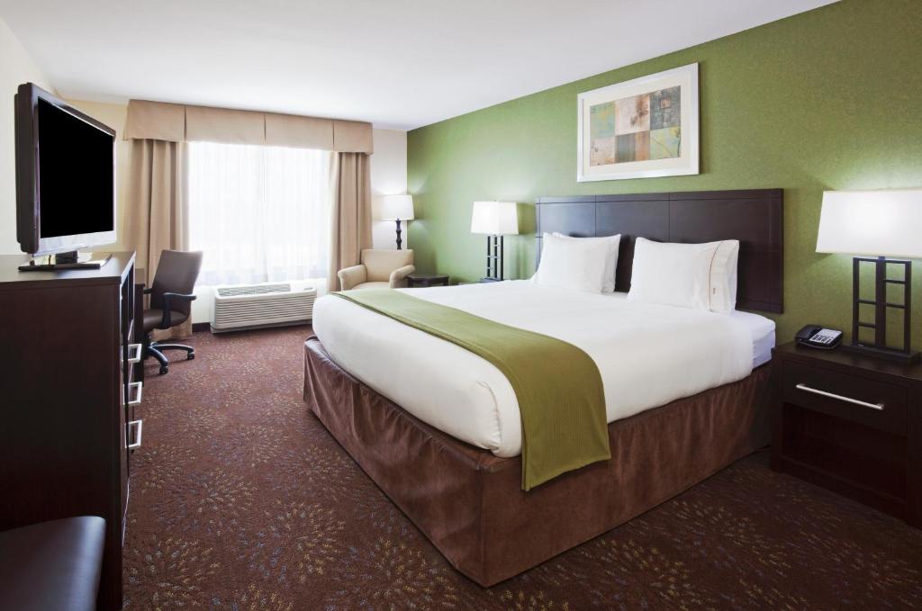 Holiday Inn Express & Suites Rochester West - Medical Center Photo 15