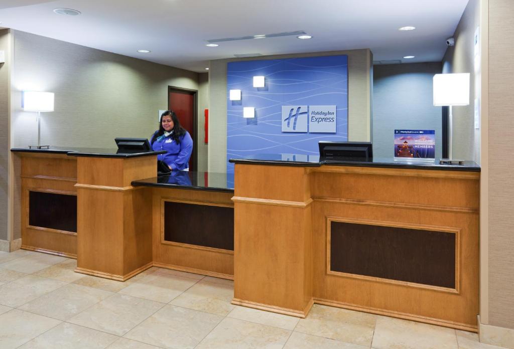 Holiday Inn Express & Suites Rochester West - Medical Center Photo 23