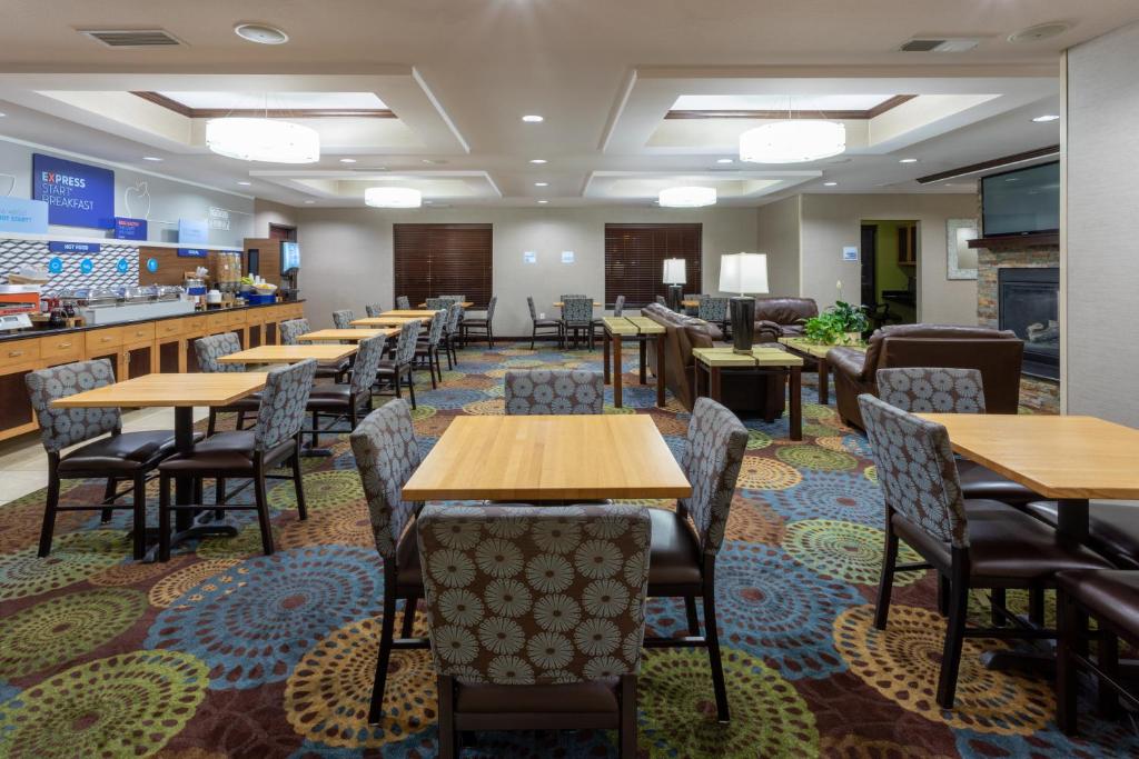Holiday Inn Express & Suites Rochester West - Medical Center Photo 32