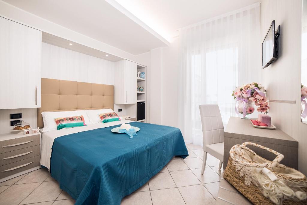 Viva Beach Hotel - 20m from the Beach & Large Breakfast - 5