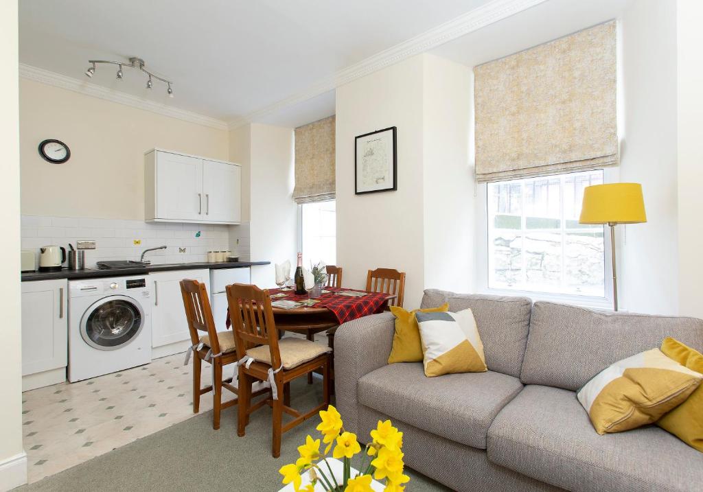 Blair St Scott apt Old Town