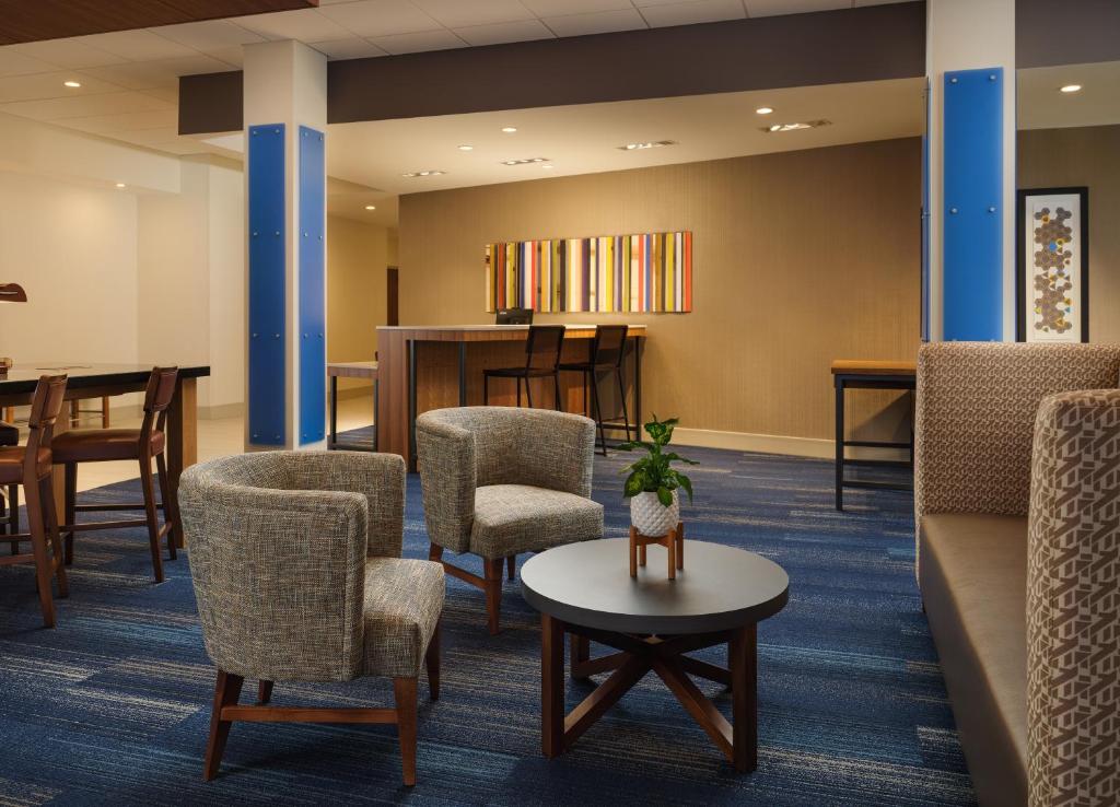 Holiday Inn Express and Suites Lockport photo