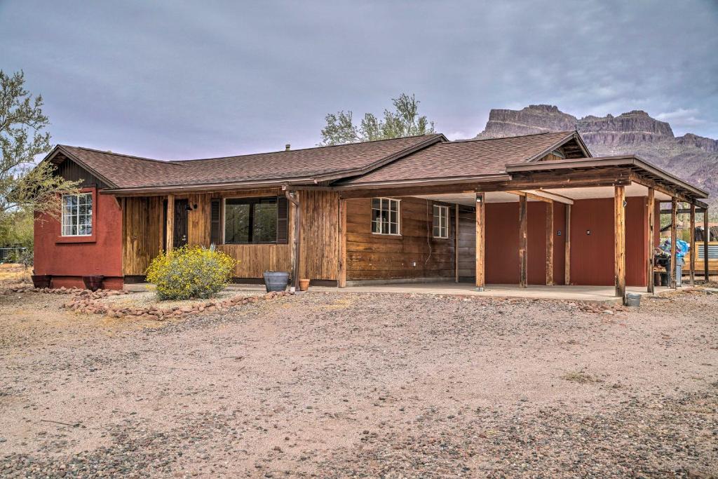 Apache Junction Escape with Hot Tub and Mtn Views