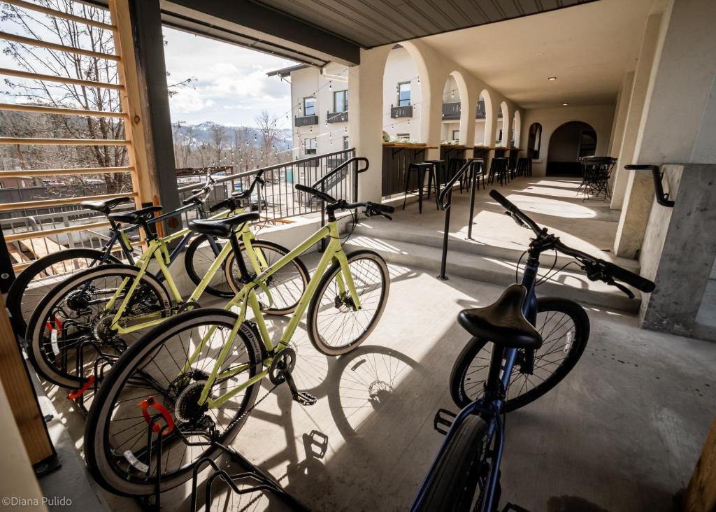 LOGE Leavenworth Downtown photo