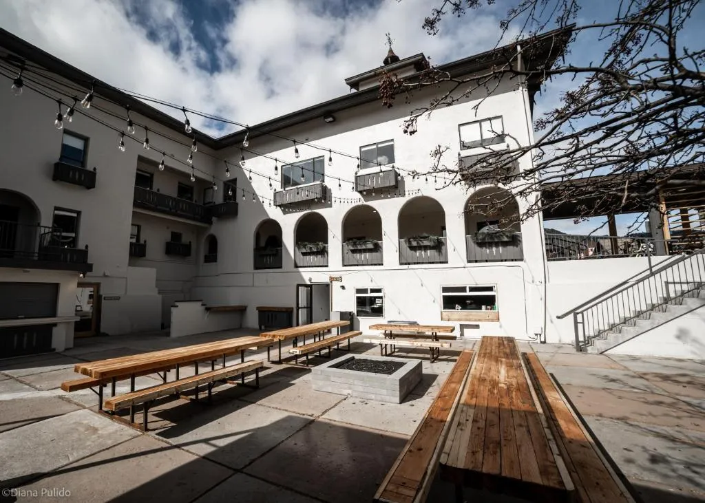 LOGE Leavenworth，位于莱文沃思的酒店