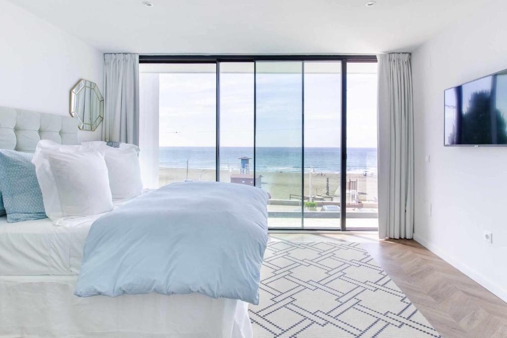 Rincon del Mar Watch Waves Roll in from the LavenderFringed Balcony, Rincón de la Victoria