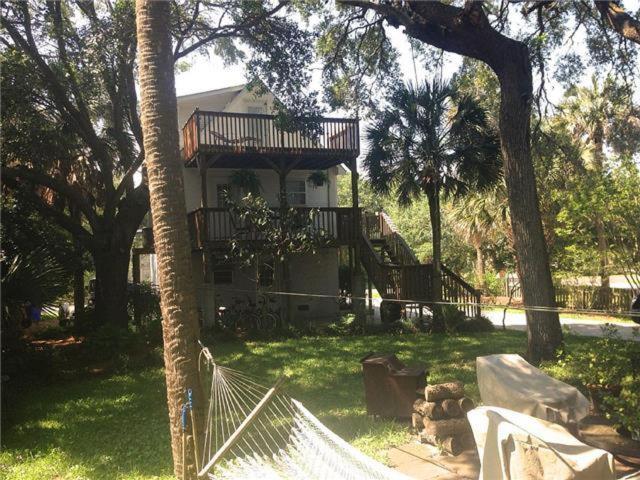 The Treehouse at 10th, Folly Beach