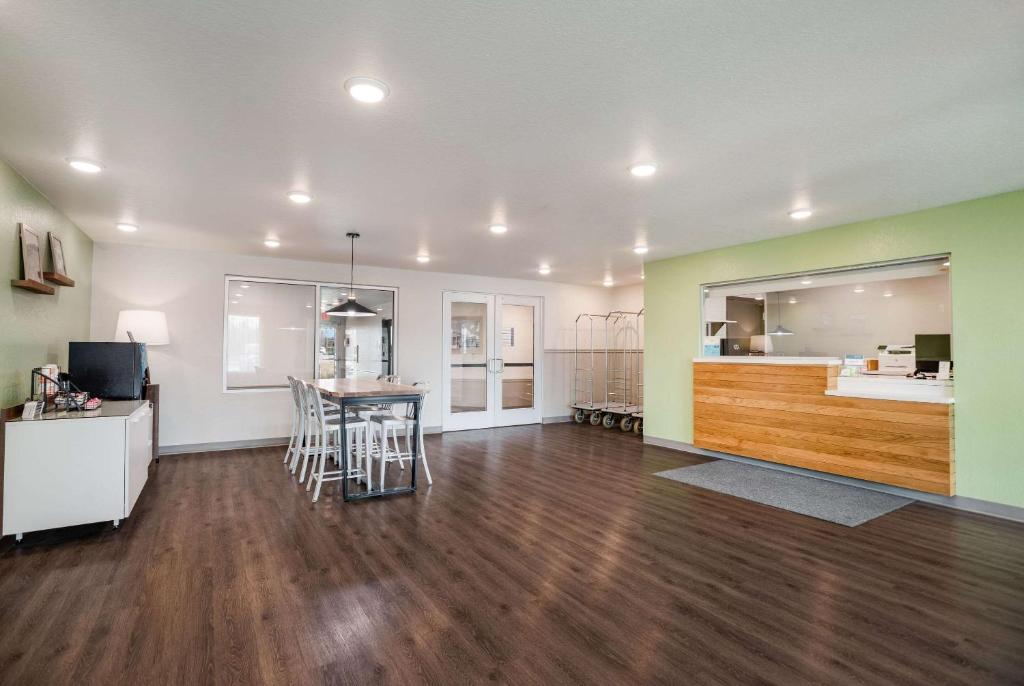 WoodSpring Suites Sulphur - Lake Charles photo