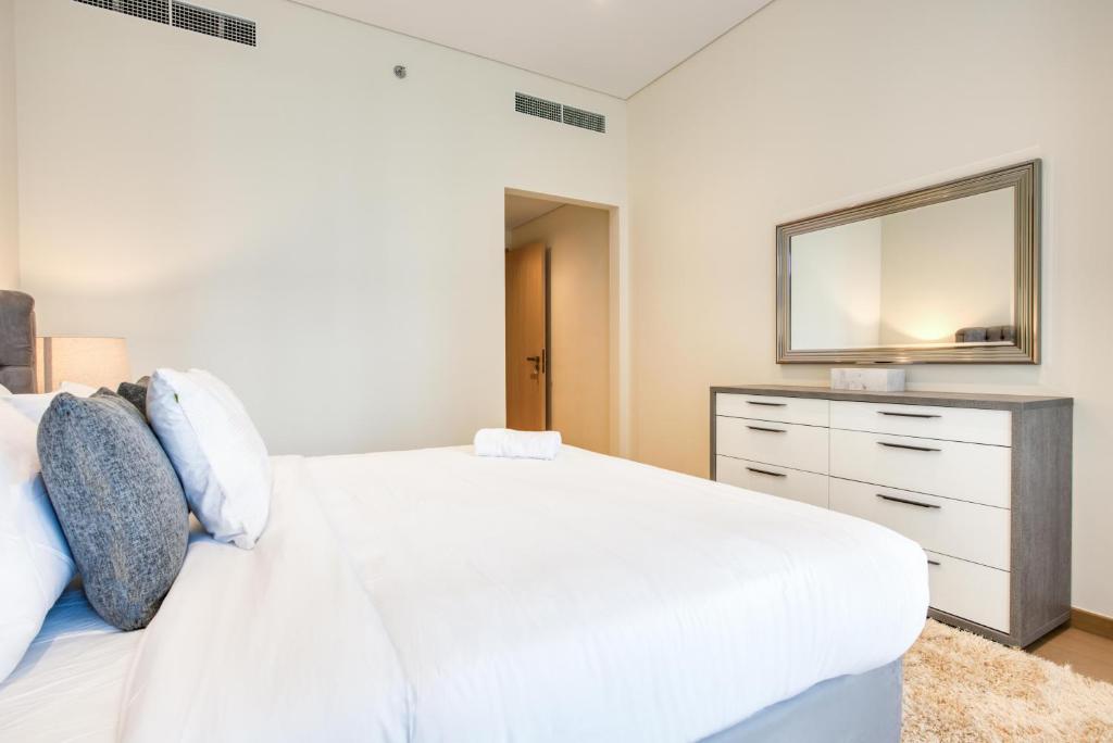 RH- Modern Comfort, bright 1BR near Dubai Mall, City Views photo