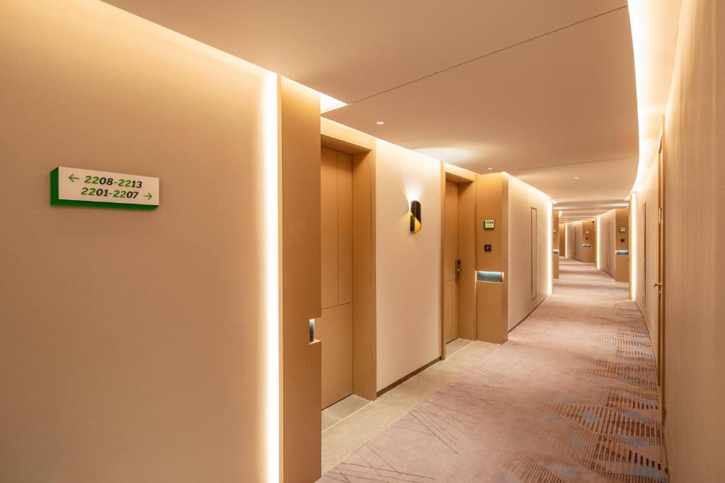 Holiday Inn Shanghai Nanjing Road photo
