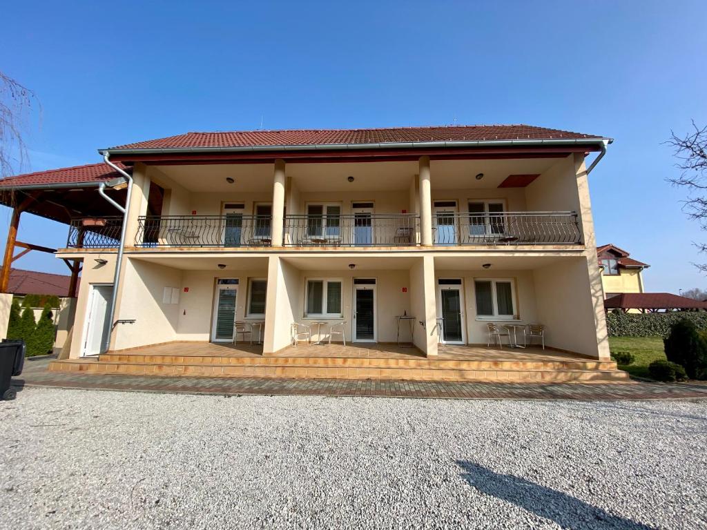 Apartmánový dom Flóra, Veľký Meder