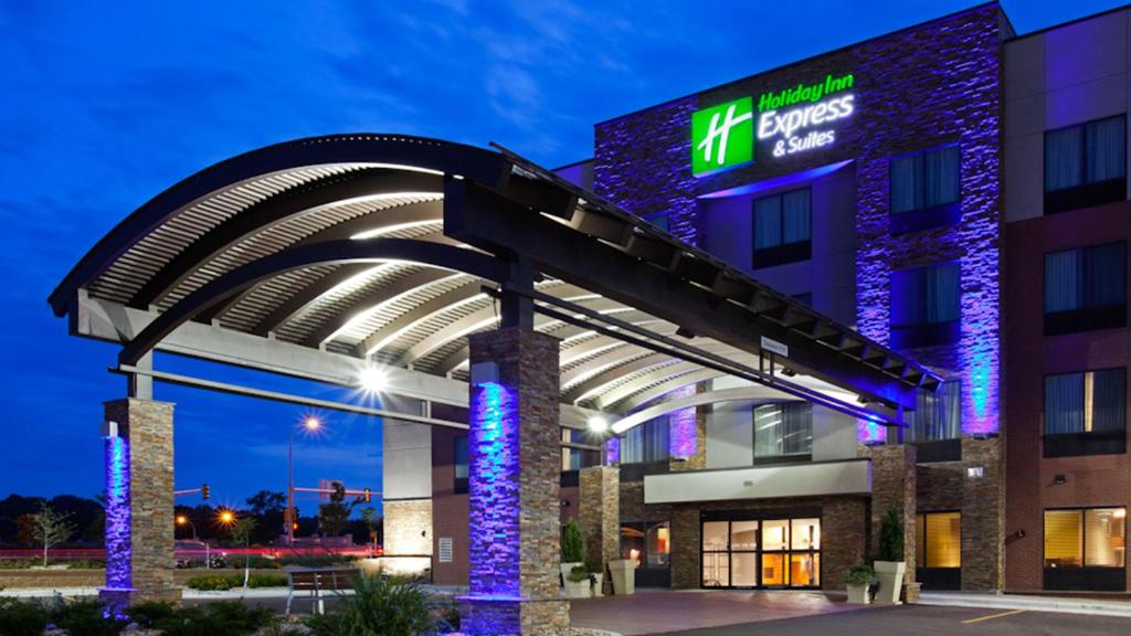 Holiday Inn Express and Suites Rochester West-Medical Center, an IHG Hotel