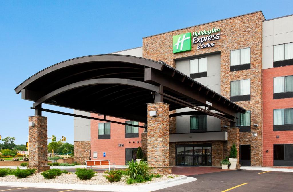 Holiday Inn Express & Suites Rochester West - Medical Center Photo 41