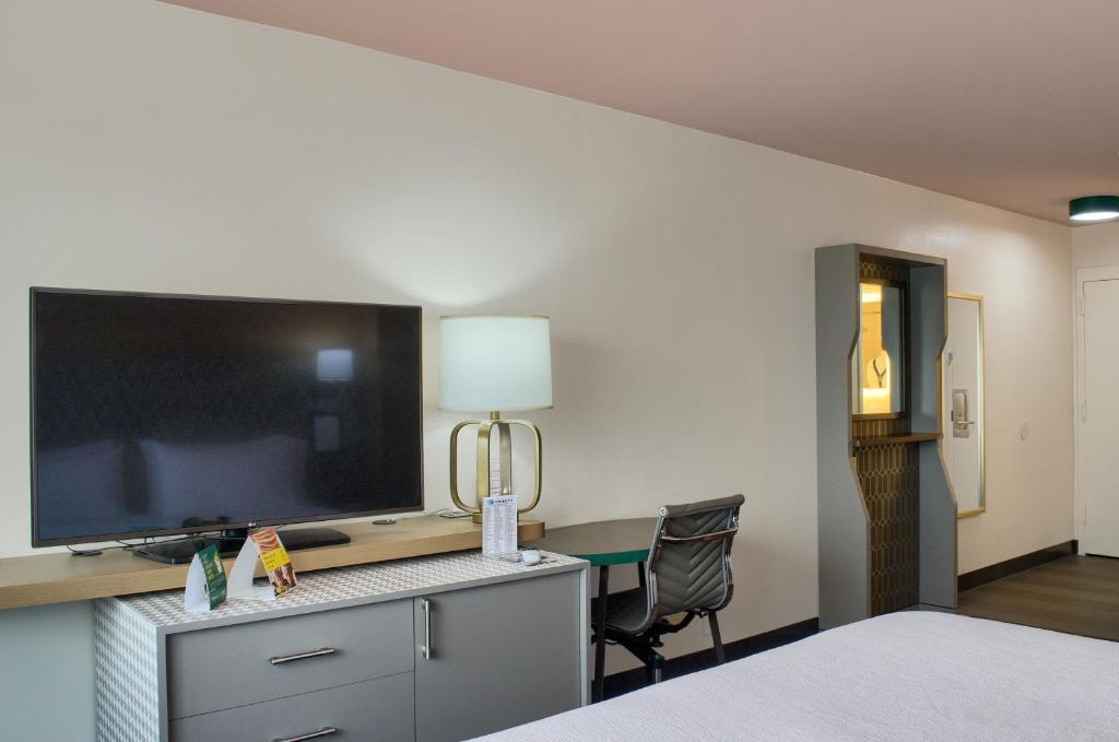 Holiday Inn Mobile West - I-10 Photo 39
