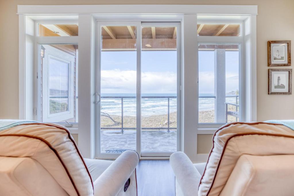 Somewhere at the Beach, Newport