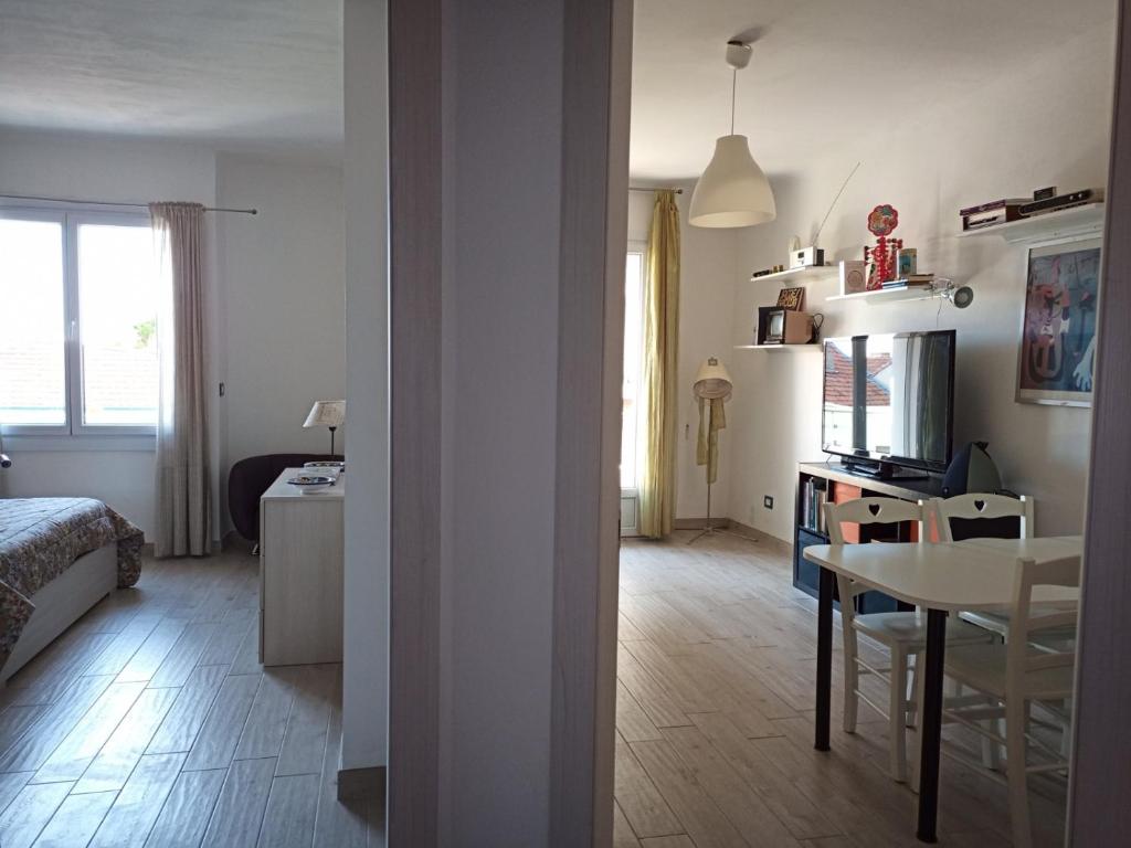 Grand F2 60mq centre Antibes, proche plages, commerces, 2 balcons, parking, train, bus, deco vintage, pet friendly - 4