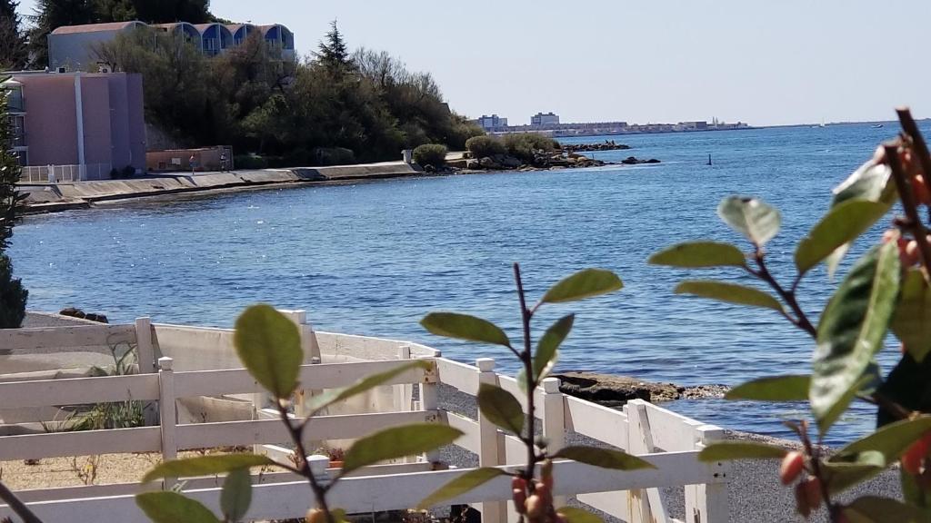 Charmant T2 pieds dans l'eau tout confort climatisé classé 2 étoiles tarif promotionnel pour curistes - 1