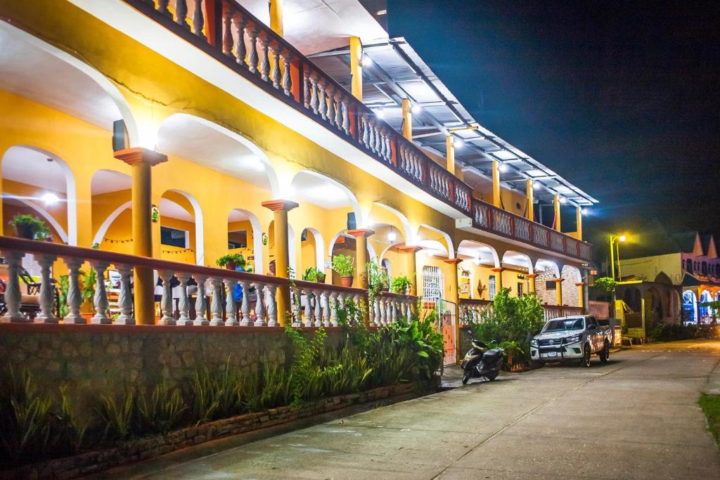 Hotel San Miguel — Hotel in Flores