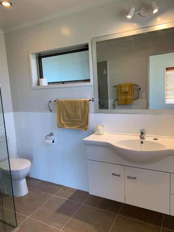 Views to unwind - self contained unit w/king bed photo