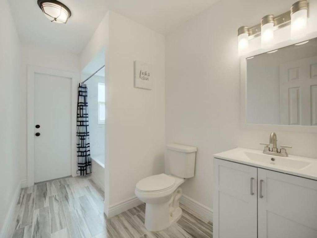 Modern Bayshore Home 46 photo