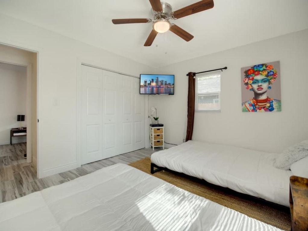 Modern Bayshore Home 46 photo