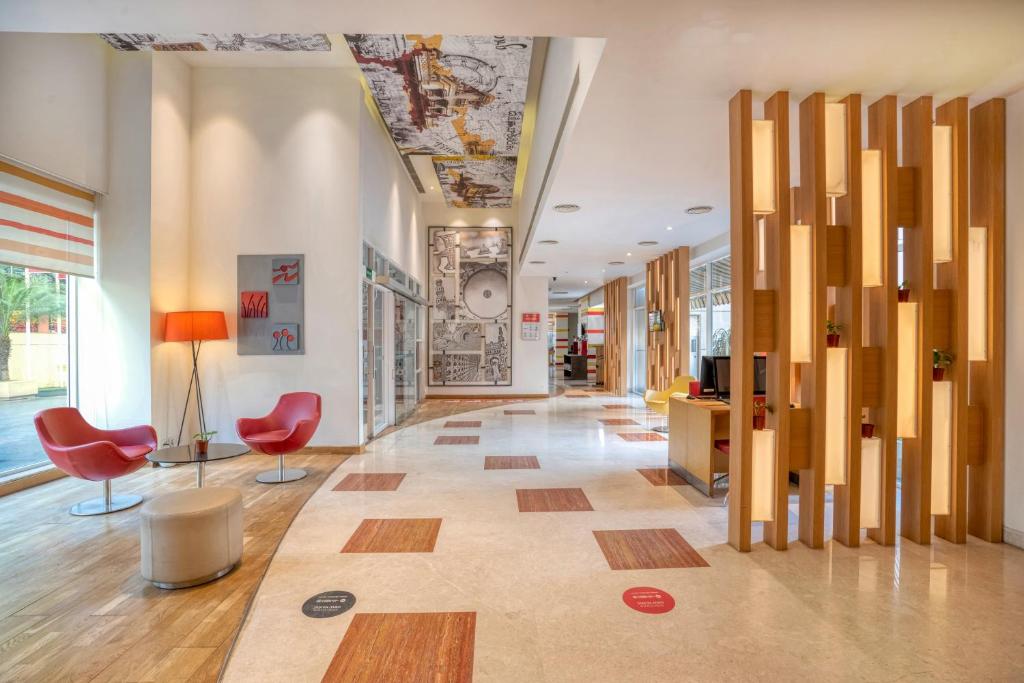 イビス ハイデラバード ハイテック シティ アン アコーホテルズ ブランド (ibis Hyderabad Hitec City - An AccorHotels Brand) フロント・ロビー