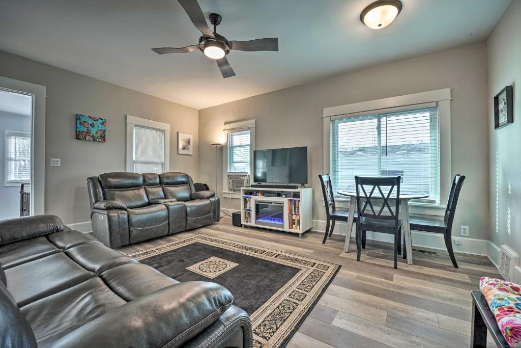 Home 1 Block to Lake with Private Beach Access!, Watervliet