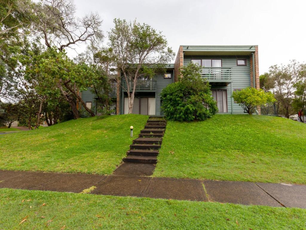 LingaLonga, Hawks Nest