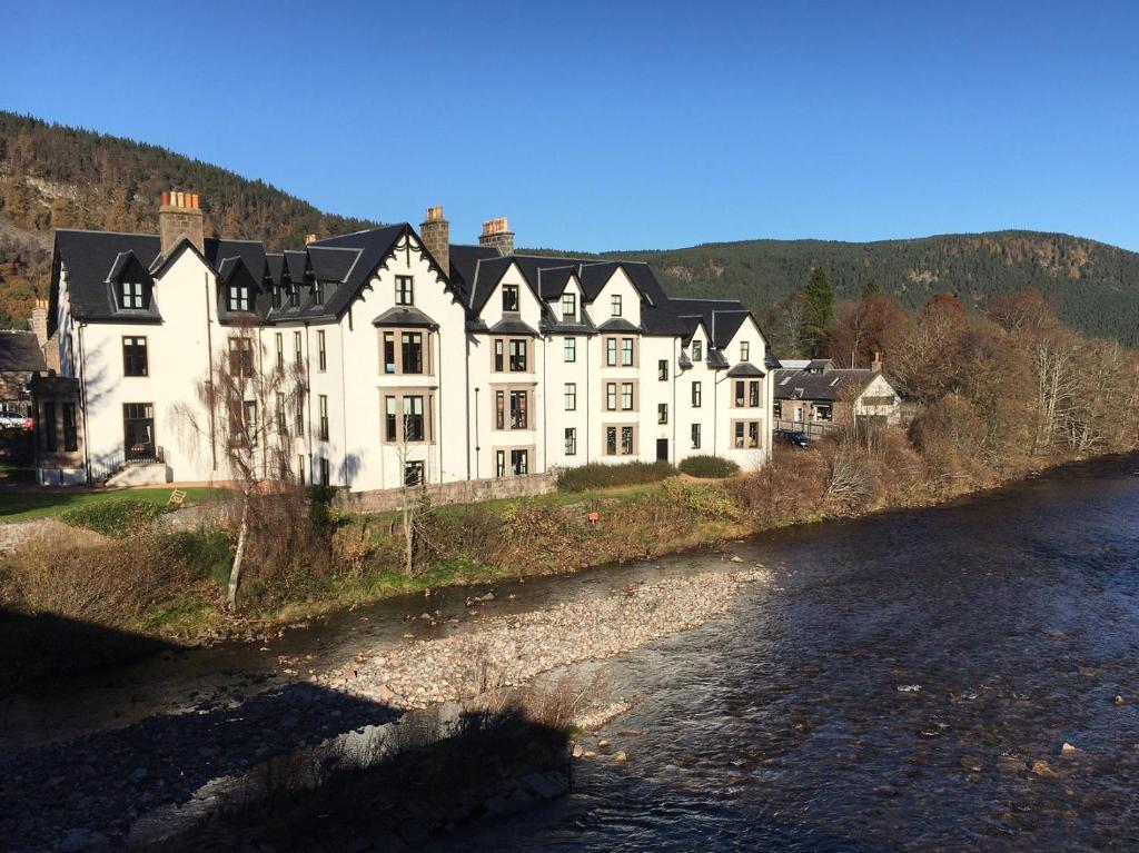 Lovely 2 bedroom apt in Ballater on the River Dee, Ballater