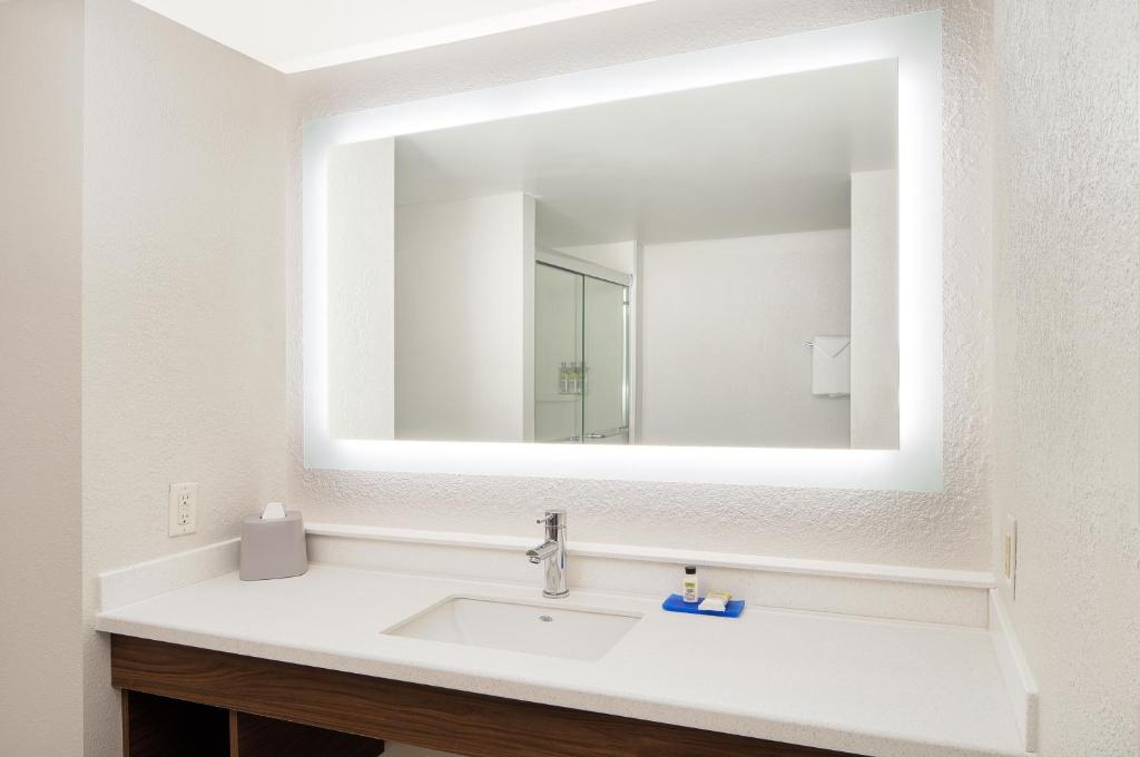 Holiday Inn Express Statesboro photo