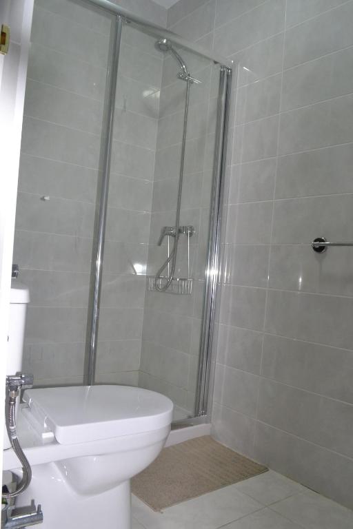 Stunning 2 Bedroom Apartment Fully Refurbished With Air-conditioning