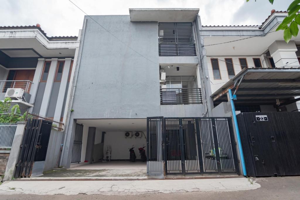 レッドドアーズ シャリア アフィファ ゲストハウス ニア ビカソガ スポーツセンター (RedDoorz Syariah @ Afifah Guest House near Bikasoga Sport Center) 外観