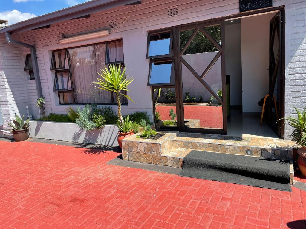 Martyrs Guest House — Hotel in Vanderbijlpark