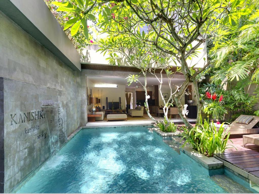 スイミングプール