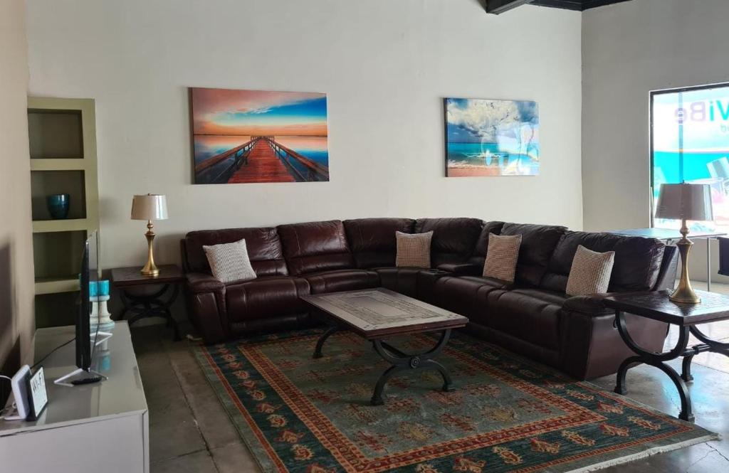 Sleeps 16 People "Goliath" Super Apartment 2 minutes from Sandy Beach